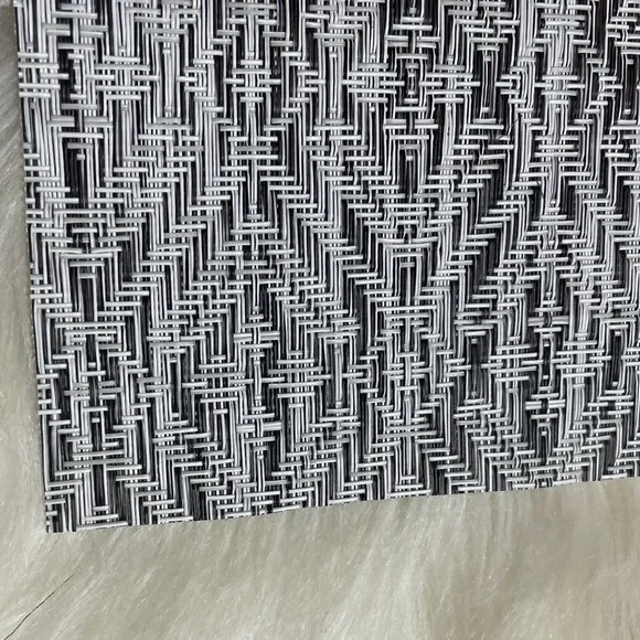 D-1 NWOT Set of 5 Black & White Plastic Woven Placemats Aztec Design. 18x13 - Picture 5 of 5